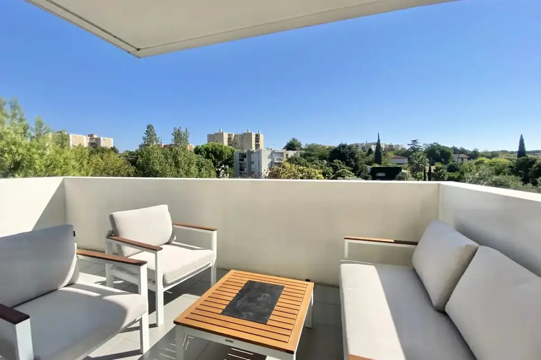 Világos apartman erkéllyel