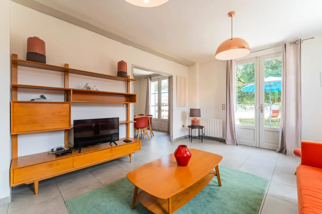 Grande Maison dalszöveg: Sous-bois - Private Swimming pool & pine erdő