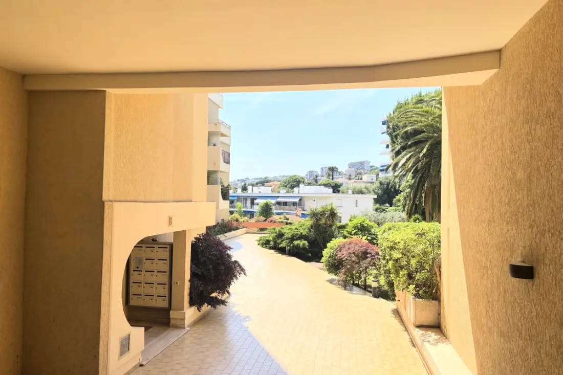 Appartamento con balcone e piscina vicino al mare