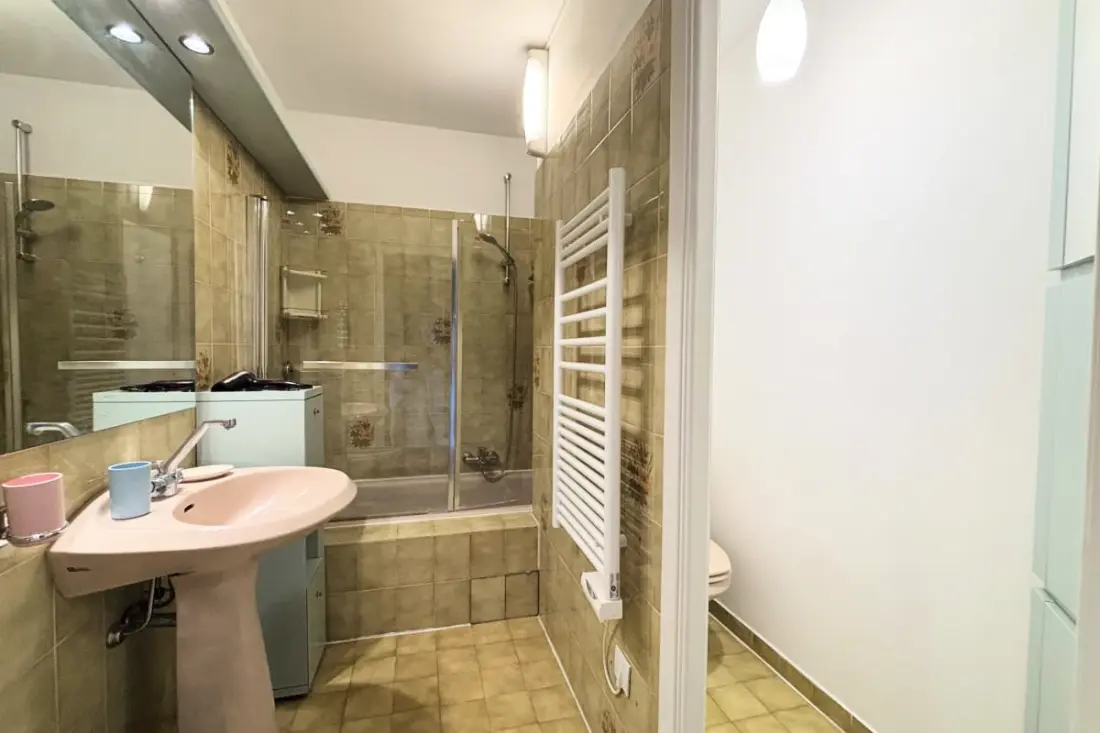 Appartamento con balcone e piscina vicino al mare