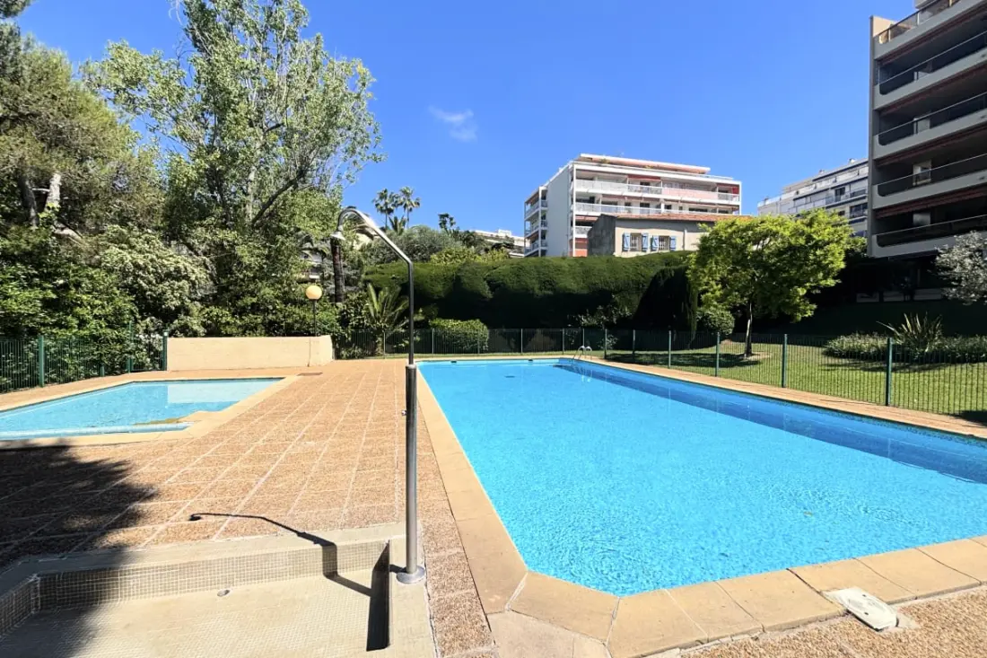 Appartamento con balcone e piscina vicino al mare