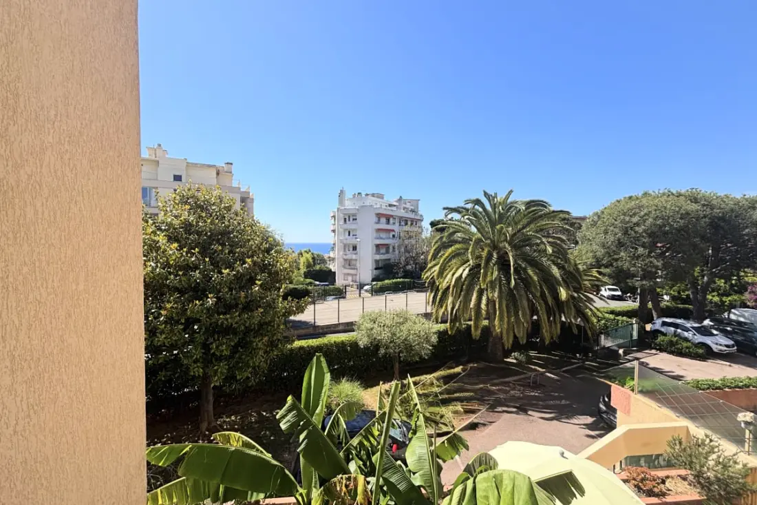 Appartamento con balcone e piscina vicino al mare