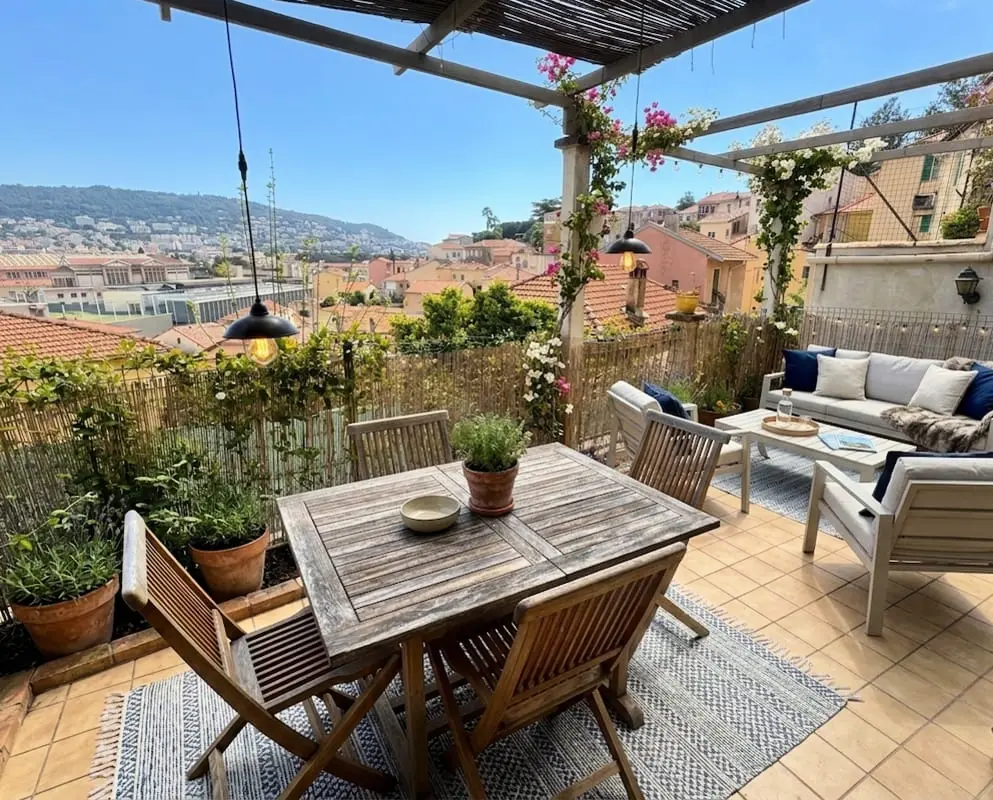 Schöne Terrasse mit degaged Blick in Cimiez