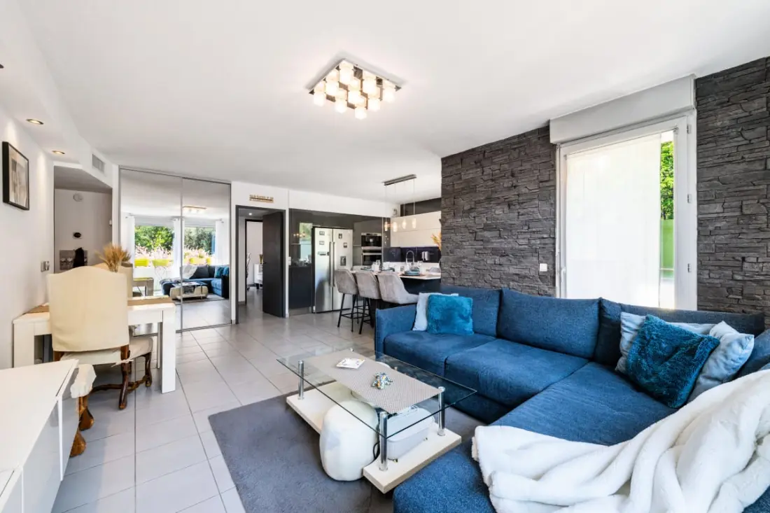 Apartment Crossing with Terrace