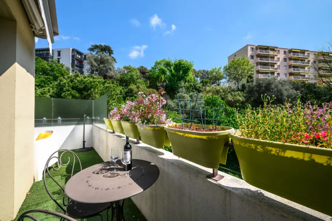 Apartment Crossing with Terrace
