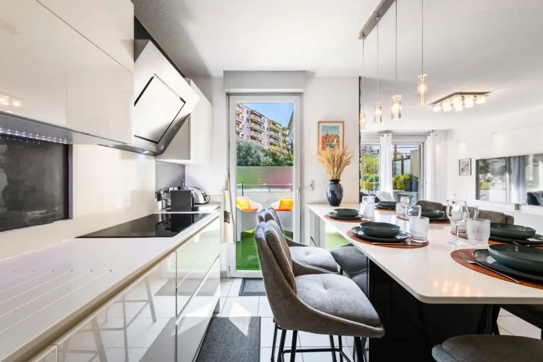 Apartment Crossing with Terrace