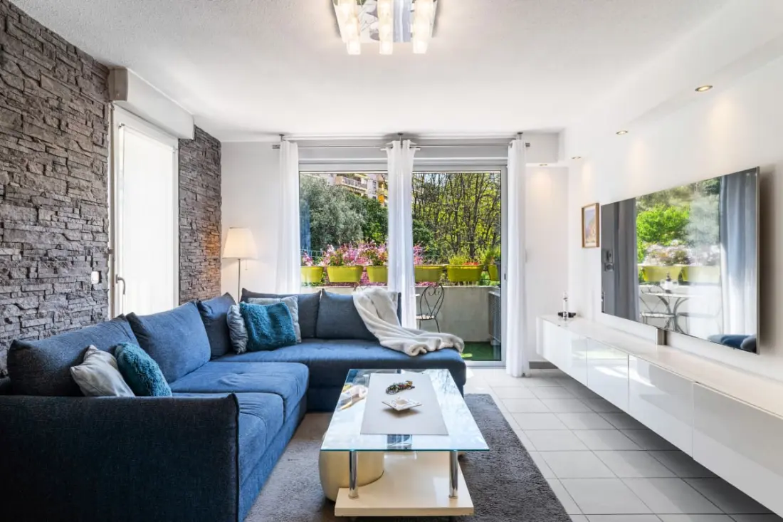 Apartment Crossing with Terrace