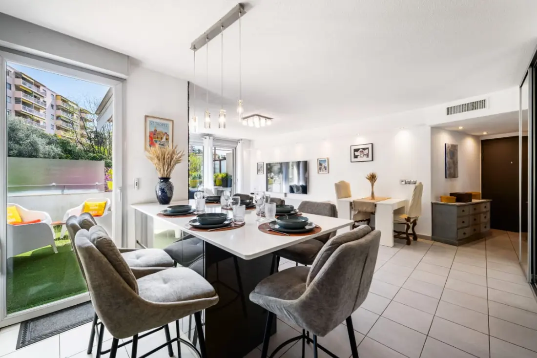 Apartment Crossing with Terrace