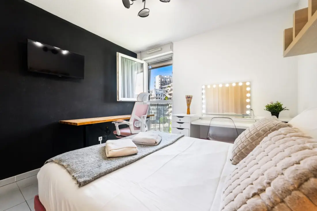 Apartment Crossing with Terrace
