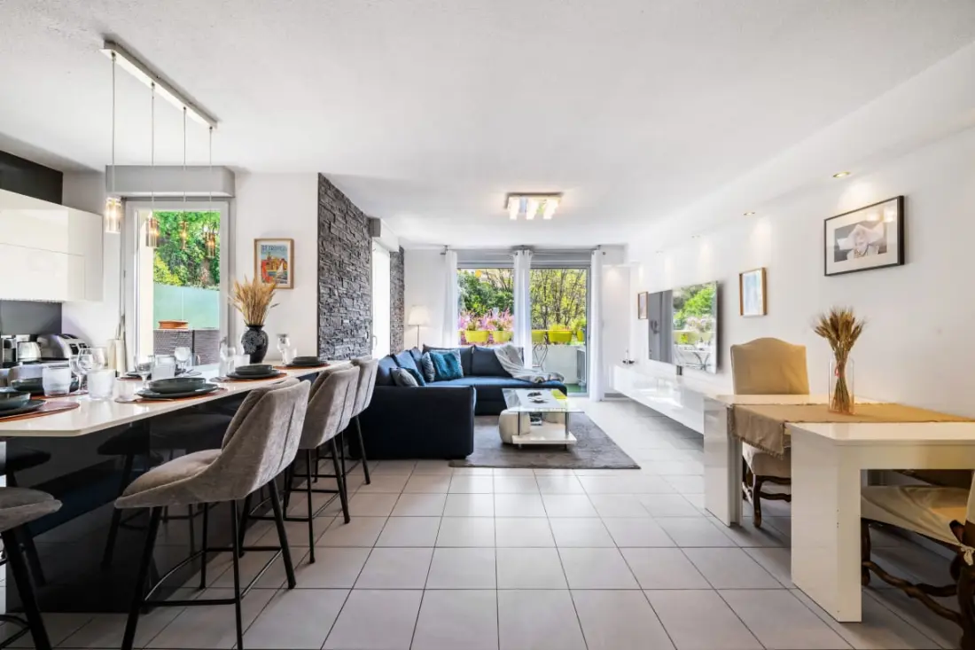 Apartment Crossing with Terrace