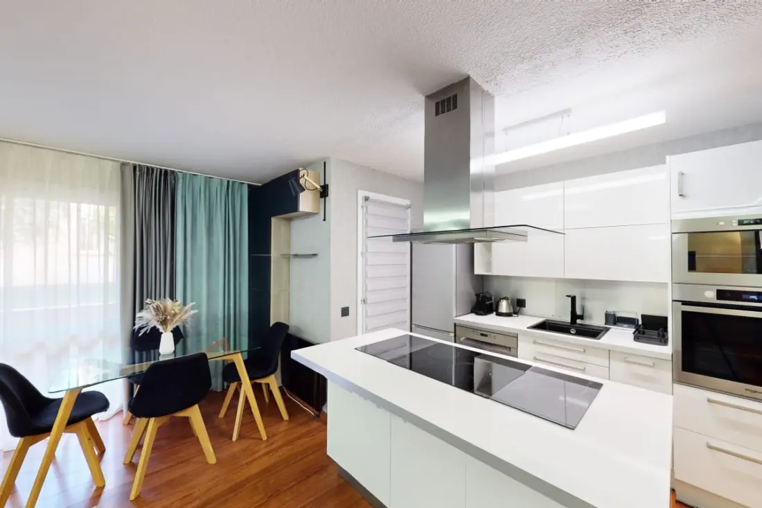 Piękny apartament z balkonem - 5 minut od plaży