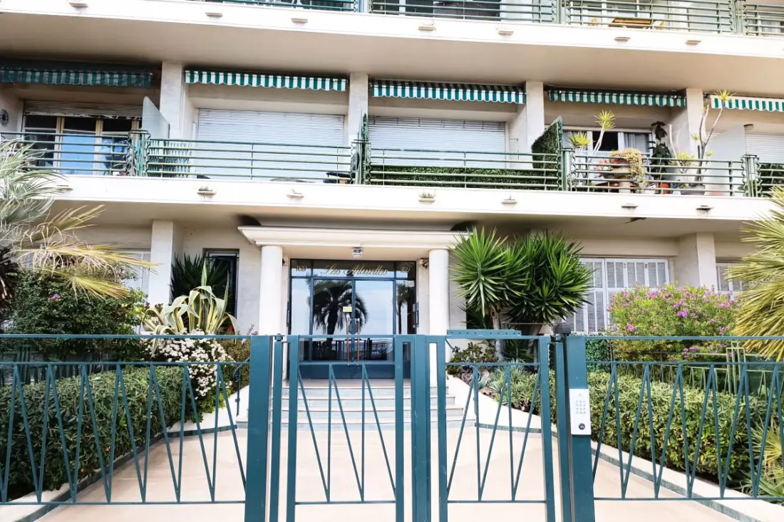 Charming T1 con terrazza e vista mare