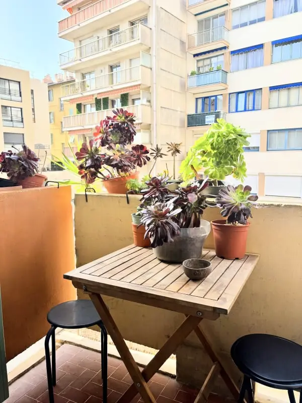 Lichtgevende uitje met balkon aan zee