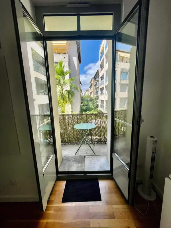 Mooie twee munten met balkon in Nice