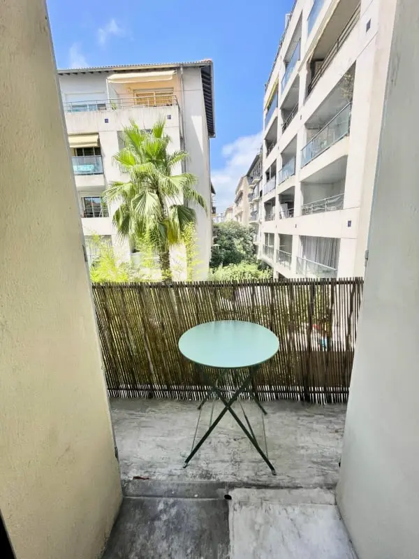 Mooie twee munten met balkon in Nice
