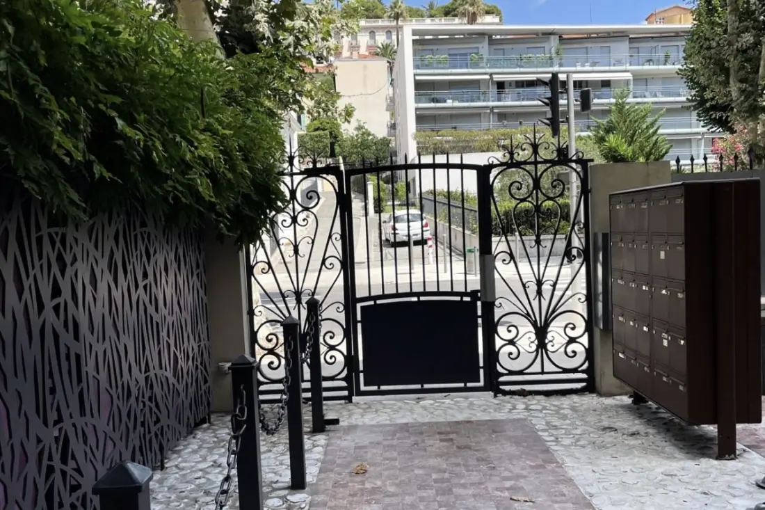 Mooie twee munten met balkon in Nice