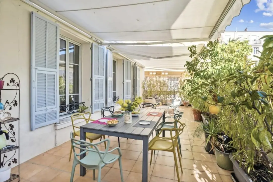 Luxuriöse Wohnung mit Terrasse und Parkplatz
