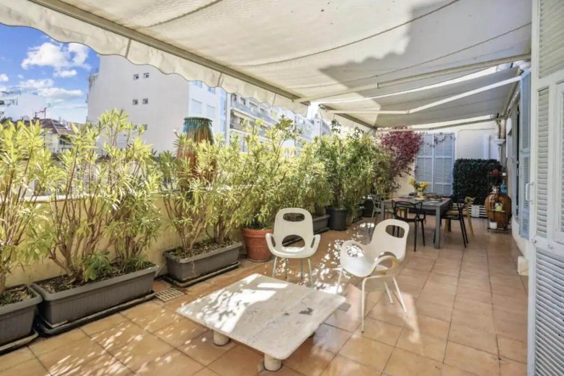 Luxuriöse Wohnung mit Terrasse und Parkplatz