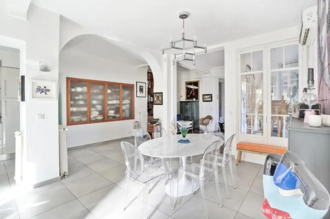 Luxuriöse Wohnung mit Terrasse und Parkplatz