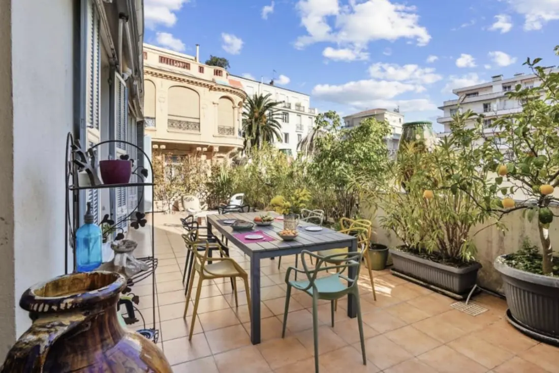 Luxuriöse Wohnung mit Terrasse und Parkplatz