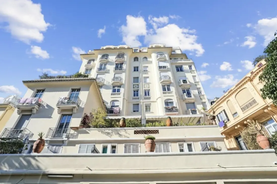 Luxuriöse Wohnung mit Terrasse und Parkplatz