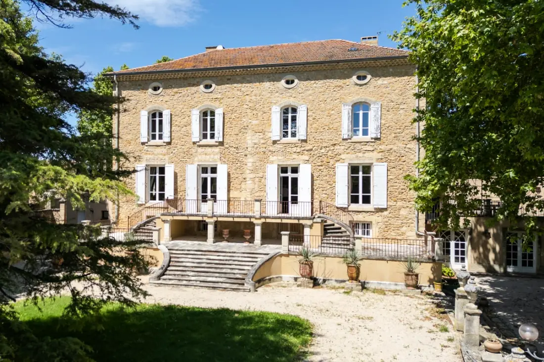 Források domainje -