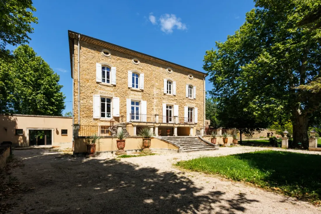 Források domainje -