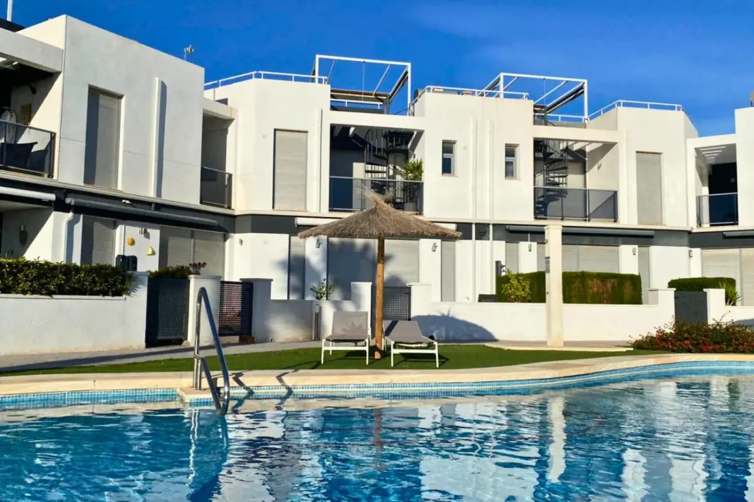 Modern apartman Medence, Terrace és Szolárium felszerelt