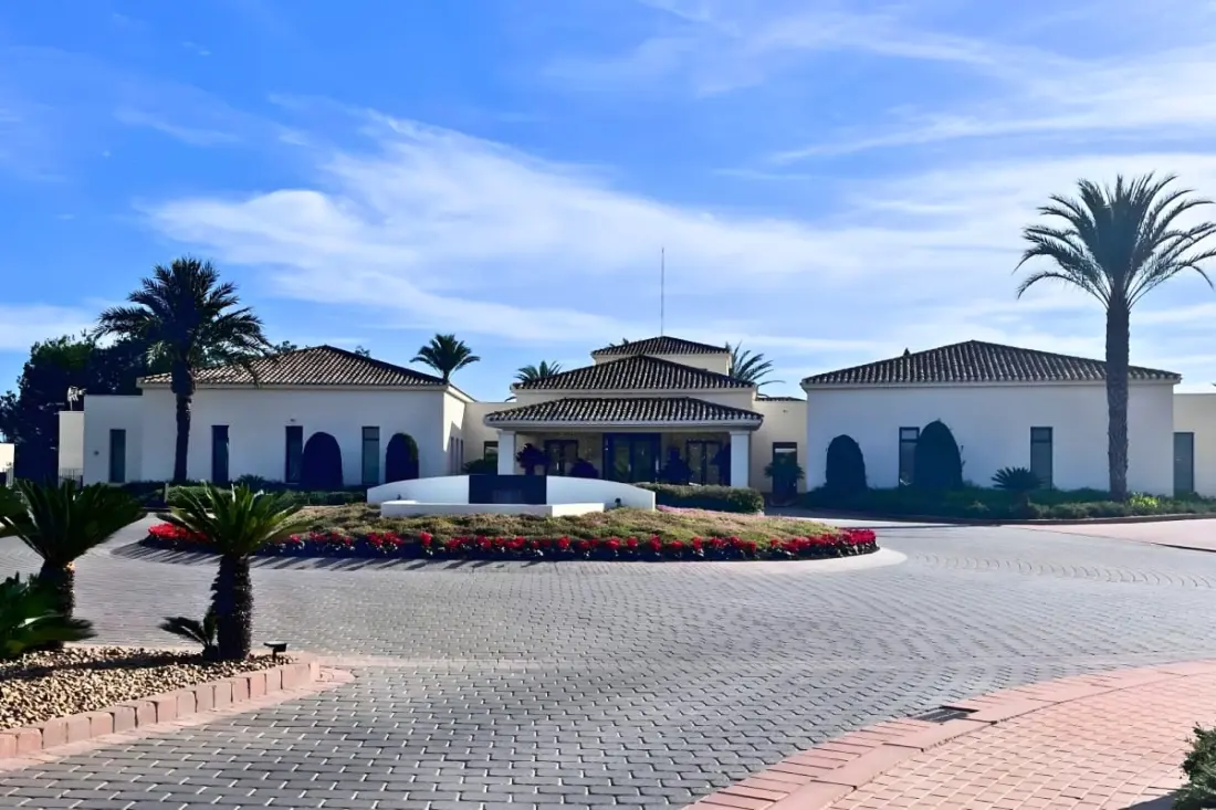 Prémium apartman Las Colinas · Golf, úszómedence és terasz
