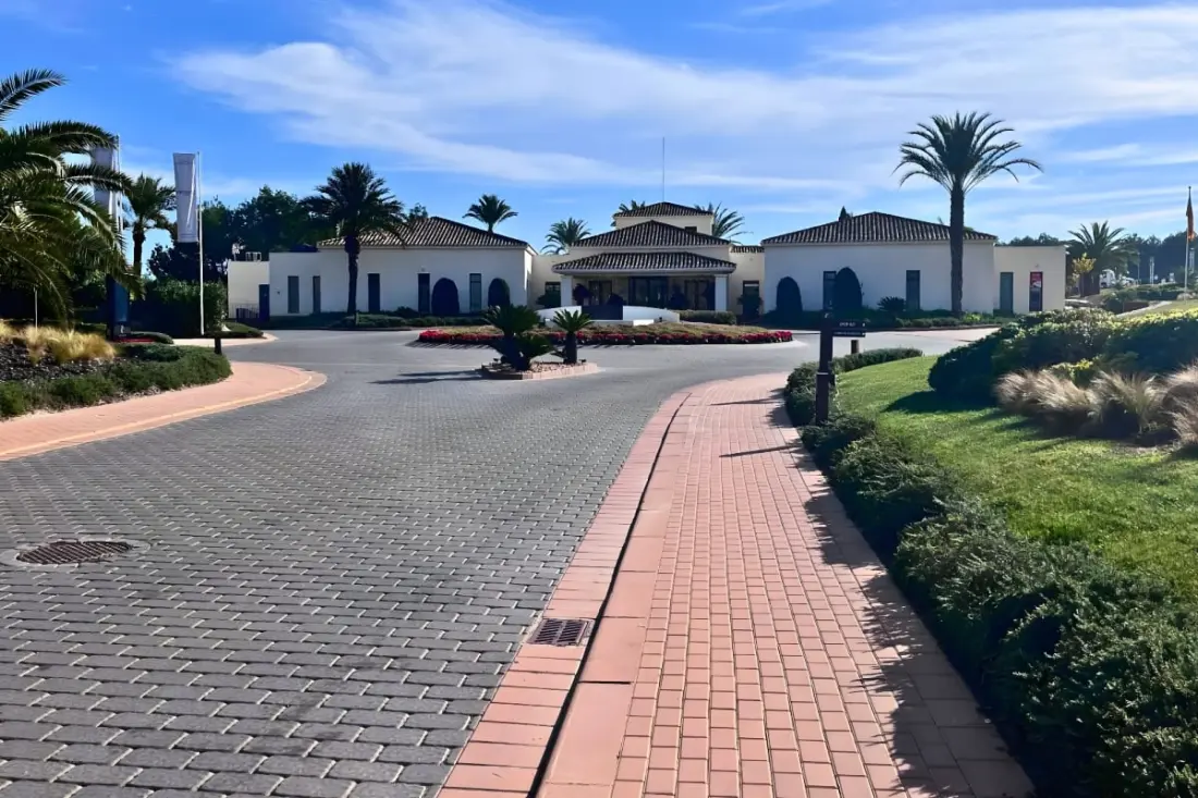Prémium apartman Las Colinas · Golf, úszómedence és terasz