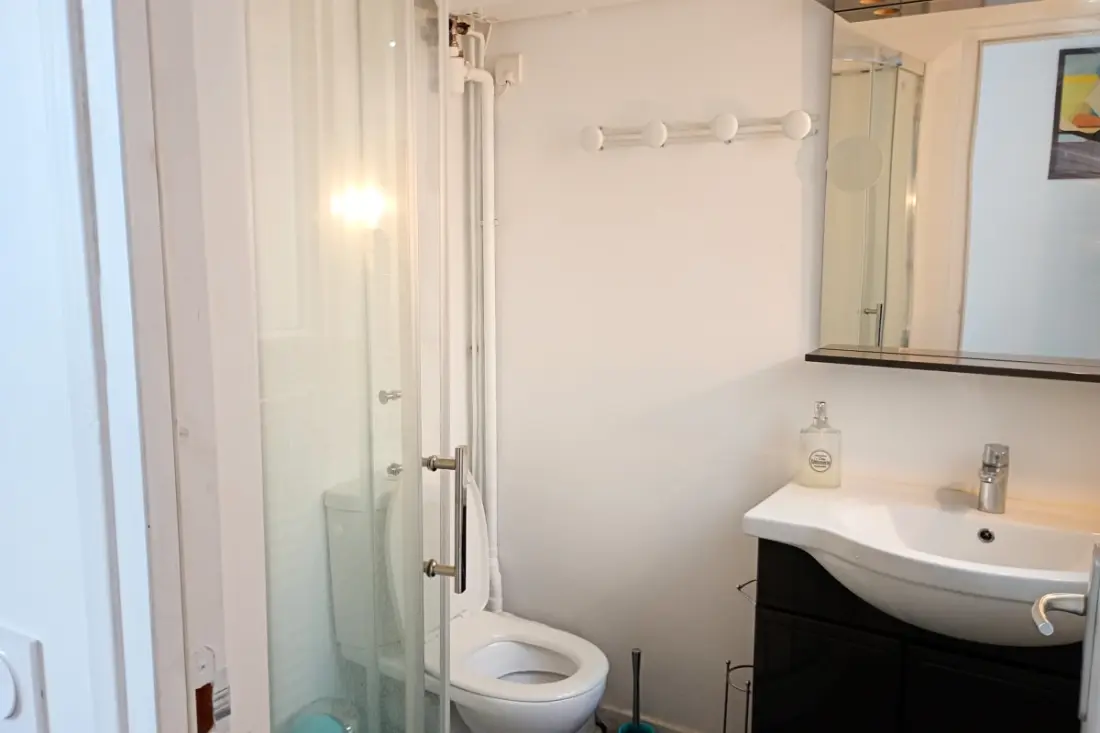 Mooie tweekamerwoning tegenover het Montholon-plein