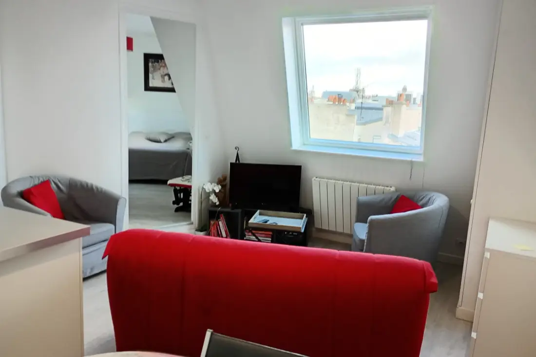 Mooie tweekamerwoning tegenover het Montholon-plein