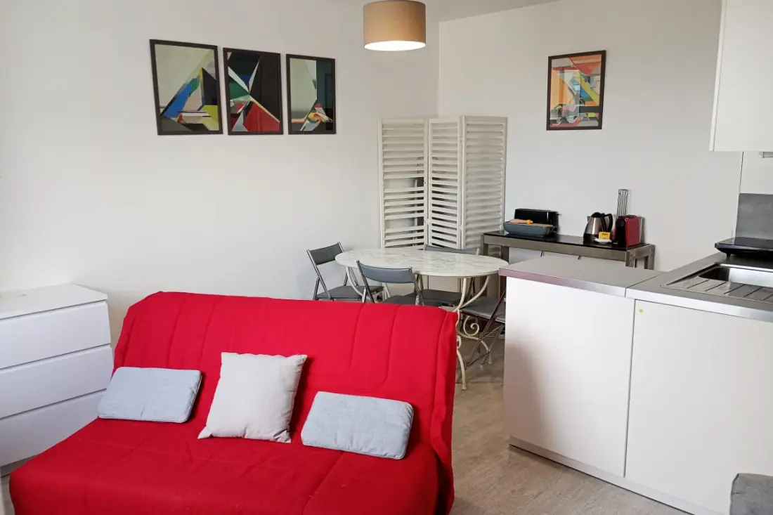 Mooie tweekamerwoning tegenover het Montholon-plein