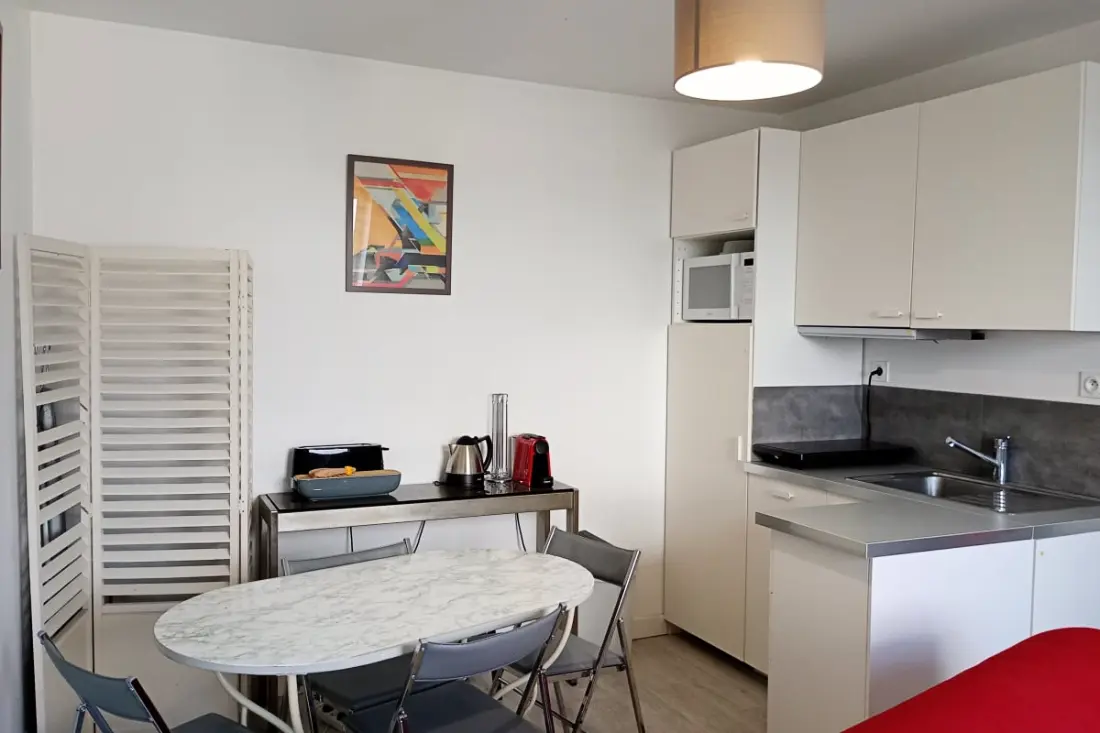 Mooie tweekamerwoning tegenover het Montholon-plein