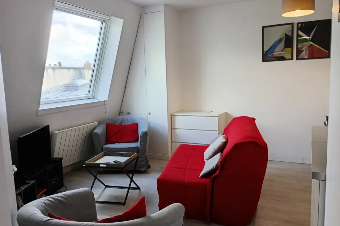 Mooie tweekamerwoning tegenover het Montholon-plein