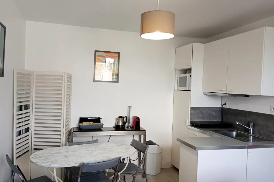 Mooie tweekamerwoning tegenover het Montholon-plein
