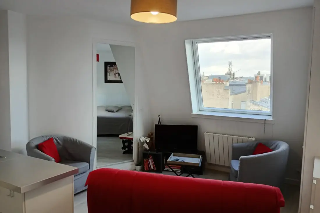 Mooie tweekamerwoning tegenover het Montholon-plein