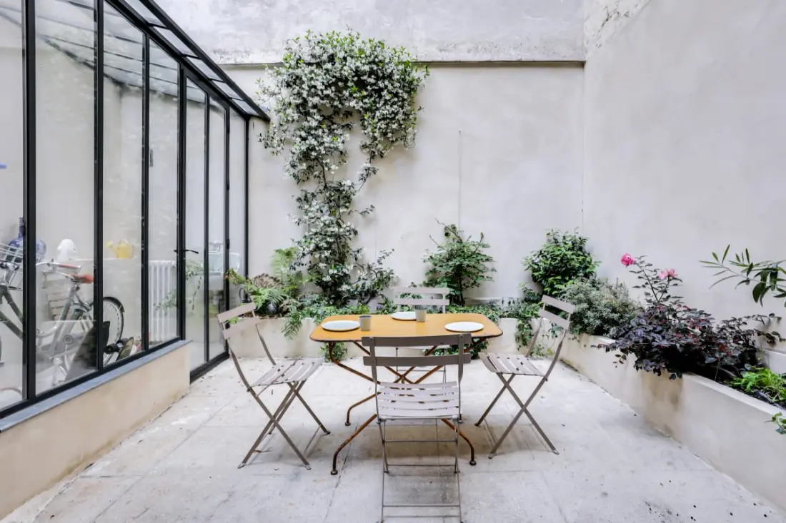 Weelderig huis met terras