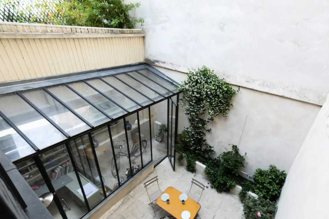 Weelderig huis met terras
