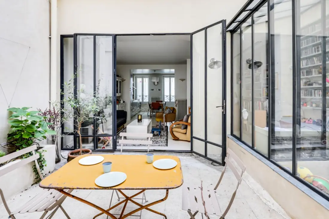 Weelderig huis met terras