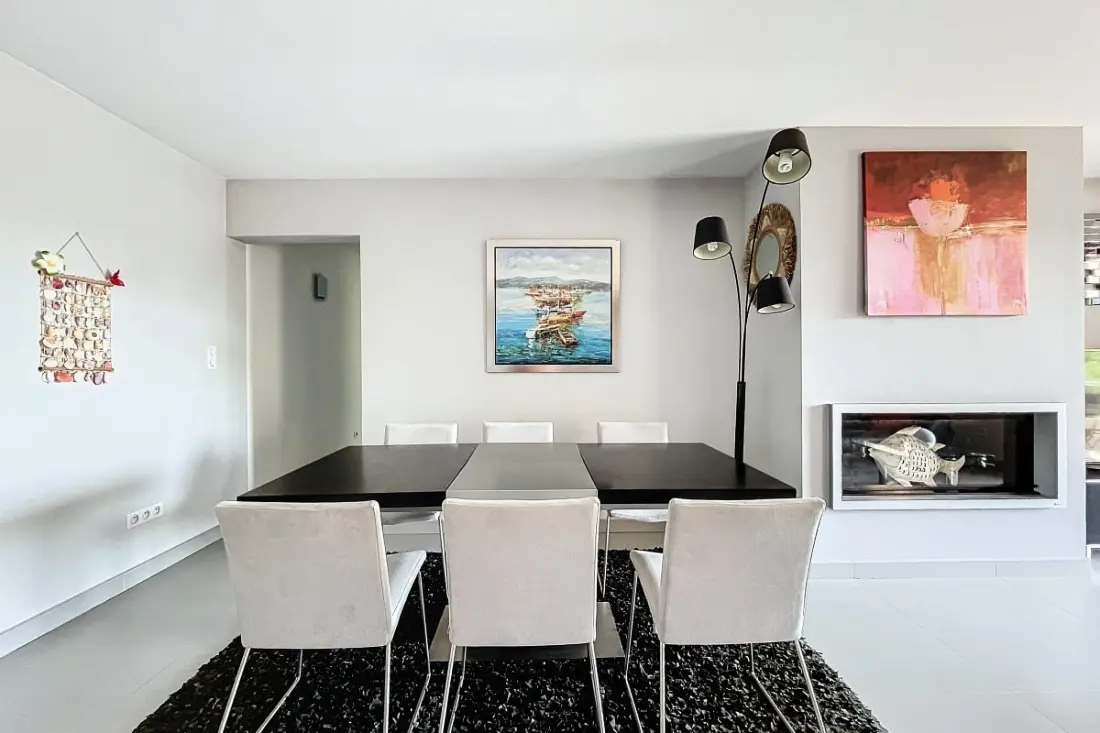Elegáns kialakítású apartman erkéllyel és úszómedencével