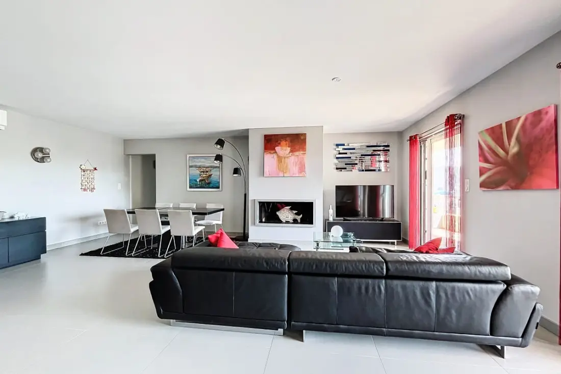 Elegáns kialakítású apartman erkéllyel és úszómedencével