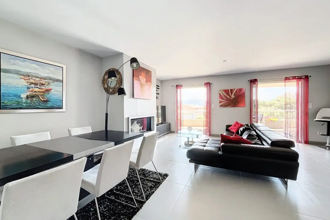 Elegáns kialakítású apartman erkéllyel és úszómedencével