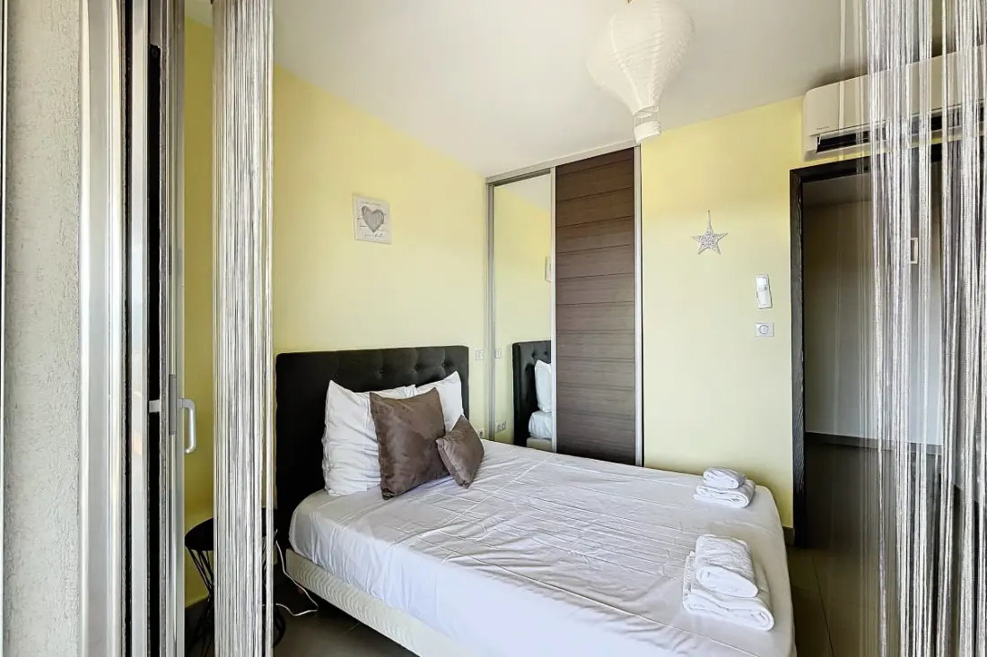 Elegáns kialakítású apartman erkéllyel és úszómedencével
