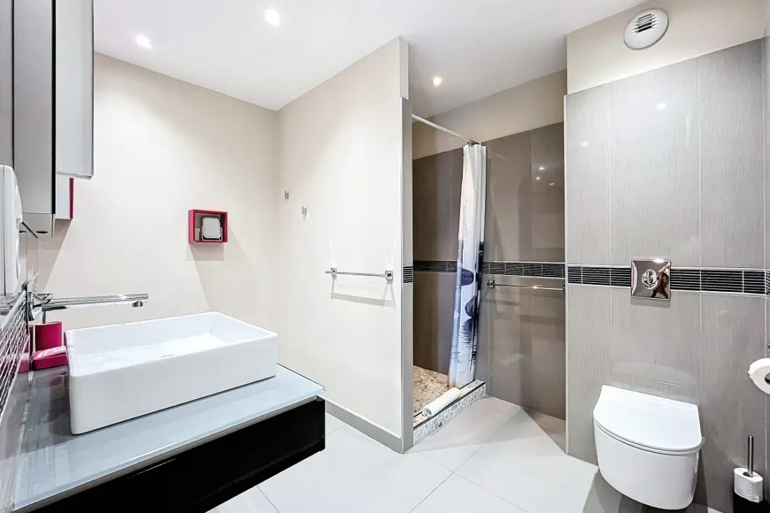 Elegáns kialakítású apartman erkéllyel és úszómedencével