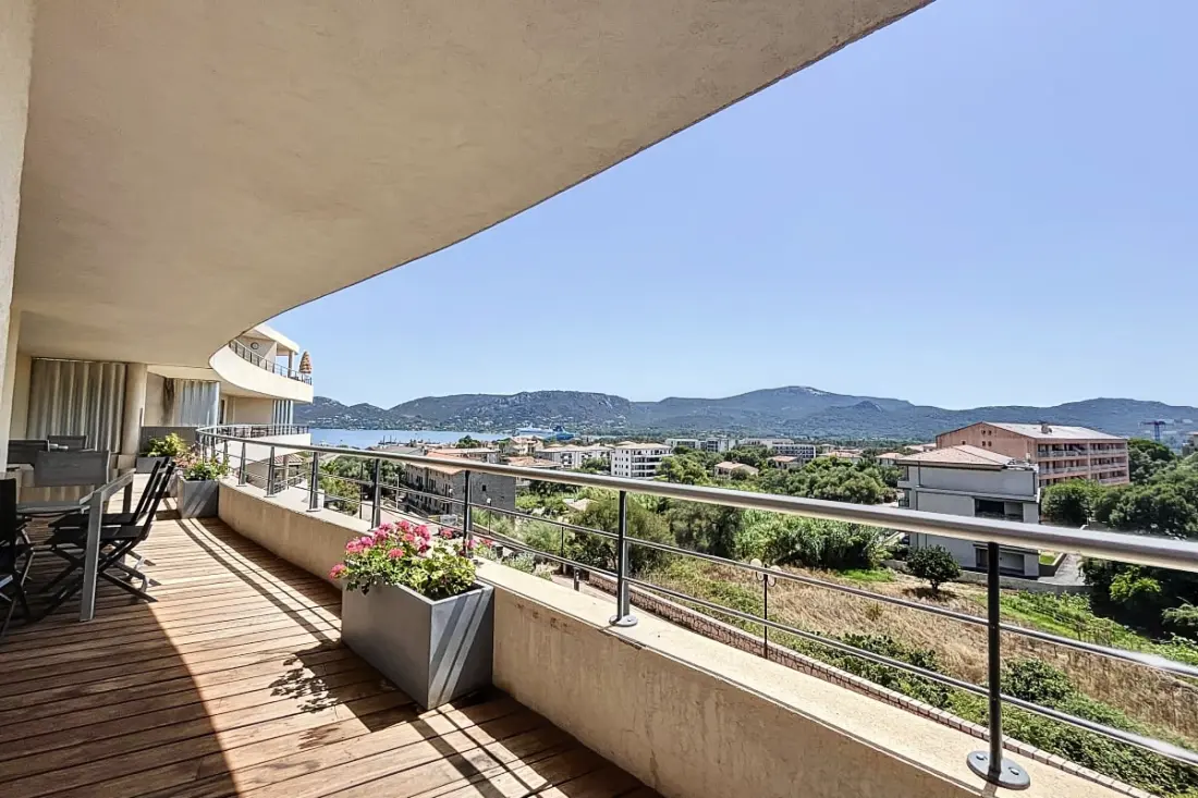 Elegáns kialakítású apartman erkéllyel és úszómedencével