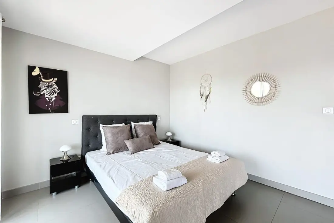 Elegáns kialakítású apartman erkéllyel és úszómedencével