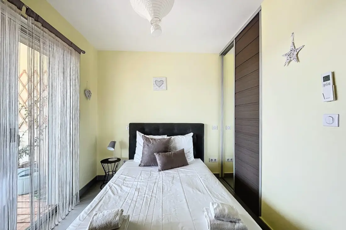 Elegáns kialakítású apartman erkéllyel és úszómedencével