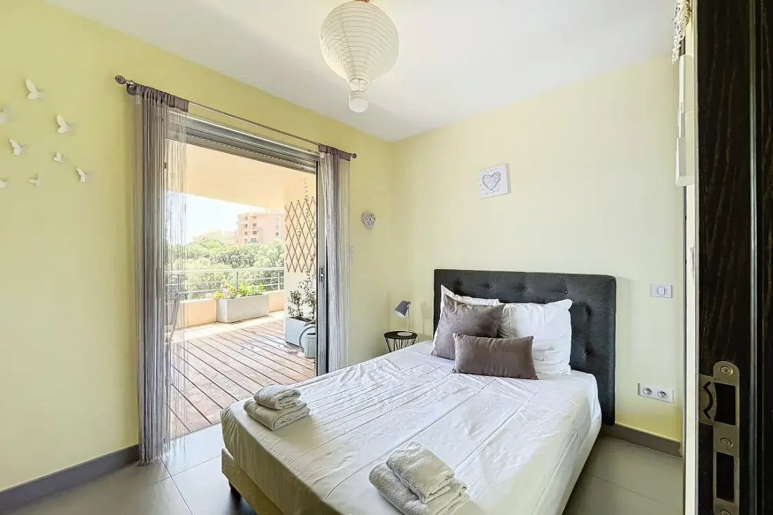 Elegáns kialakítású apartman erkéllyel és úszómedencével