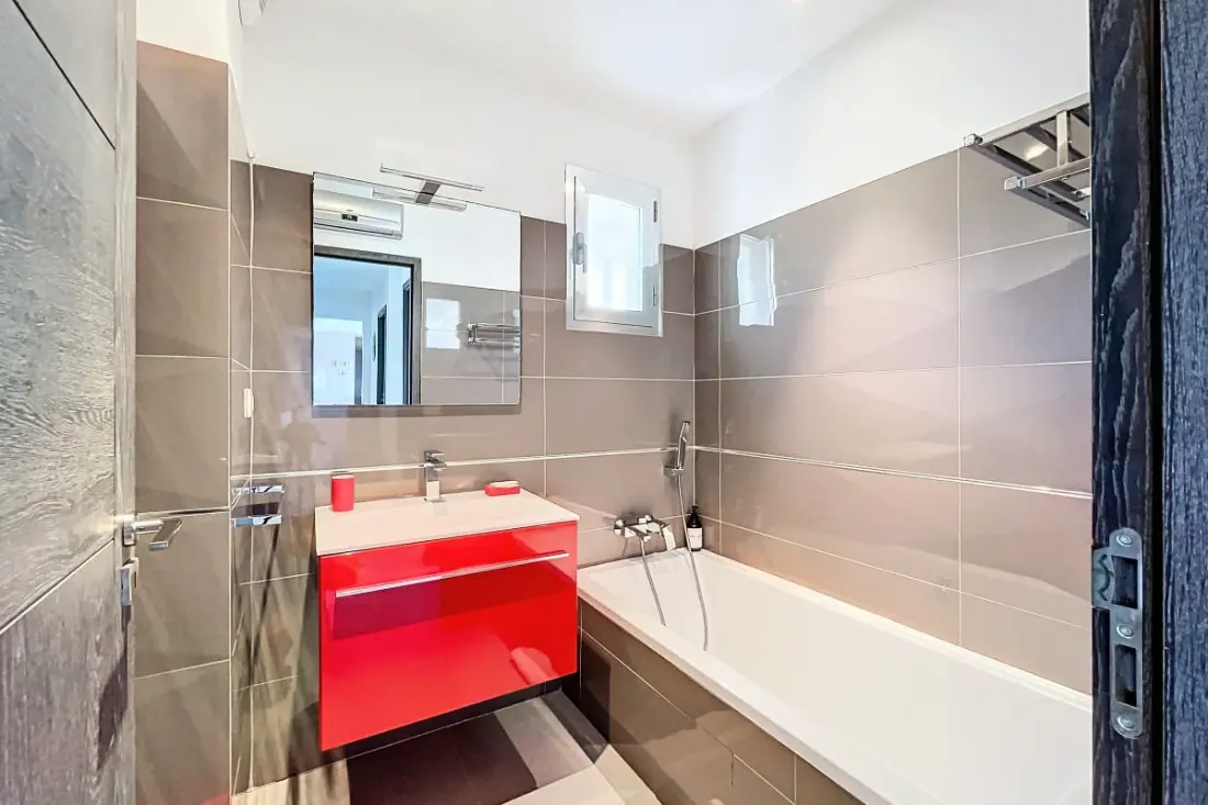 Elegáns kialakítású apartman erkéllyel és úszómedencével